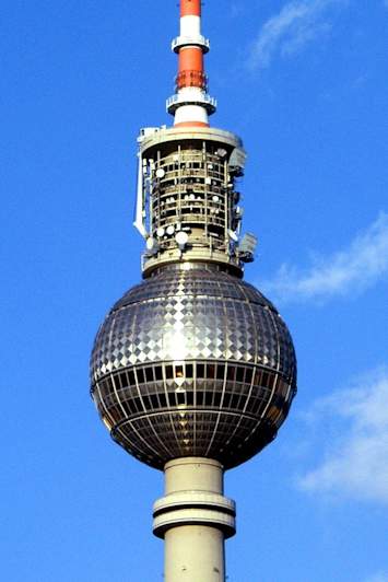 La sfera con la piattaforma panoramica e il ristorante