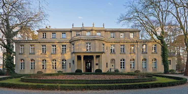 La villa sul lago Wannsee dove si svolse la conferenza La villa sul lago Wannsee dove si svolse la conferenza