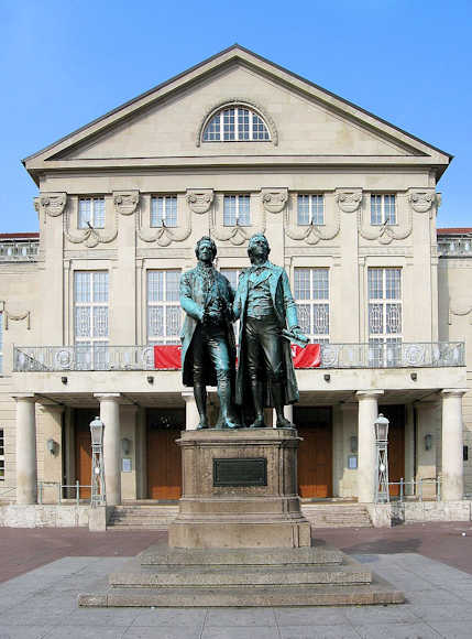 La statua di Goethe e Schiller nel "Theaterplatz" di Weimar