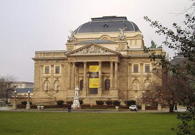 Il Teatro di Stato con la statua di Friedrich Schiller