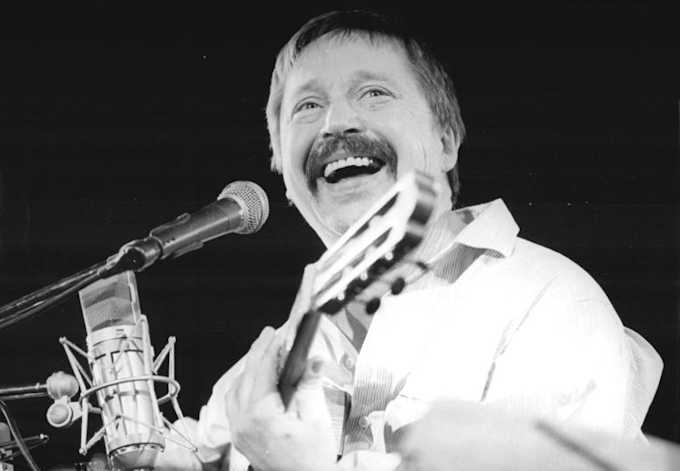 Wolf Biermann durante un concerto a Lipsia, nel 1989
