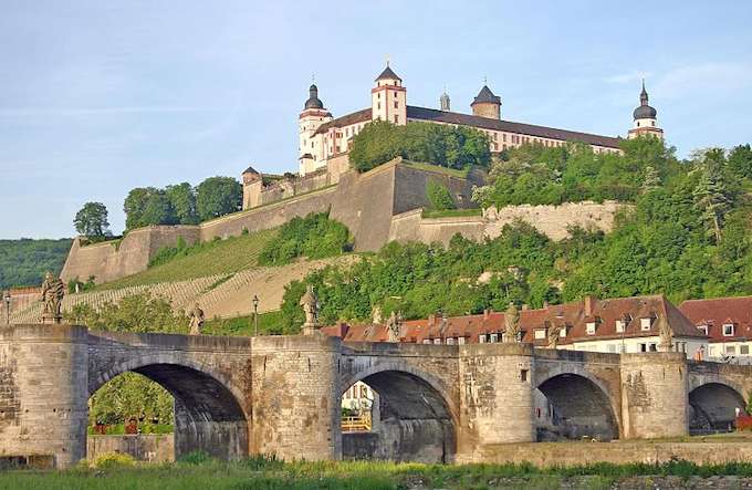 La fortezza Marienberg e il vecchio ponte sul Meno